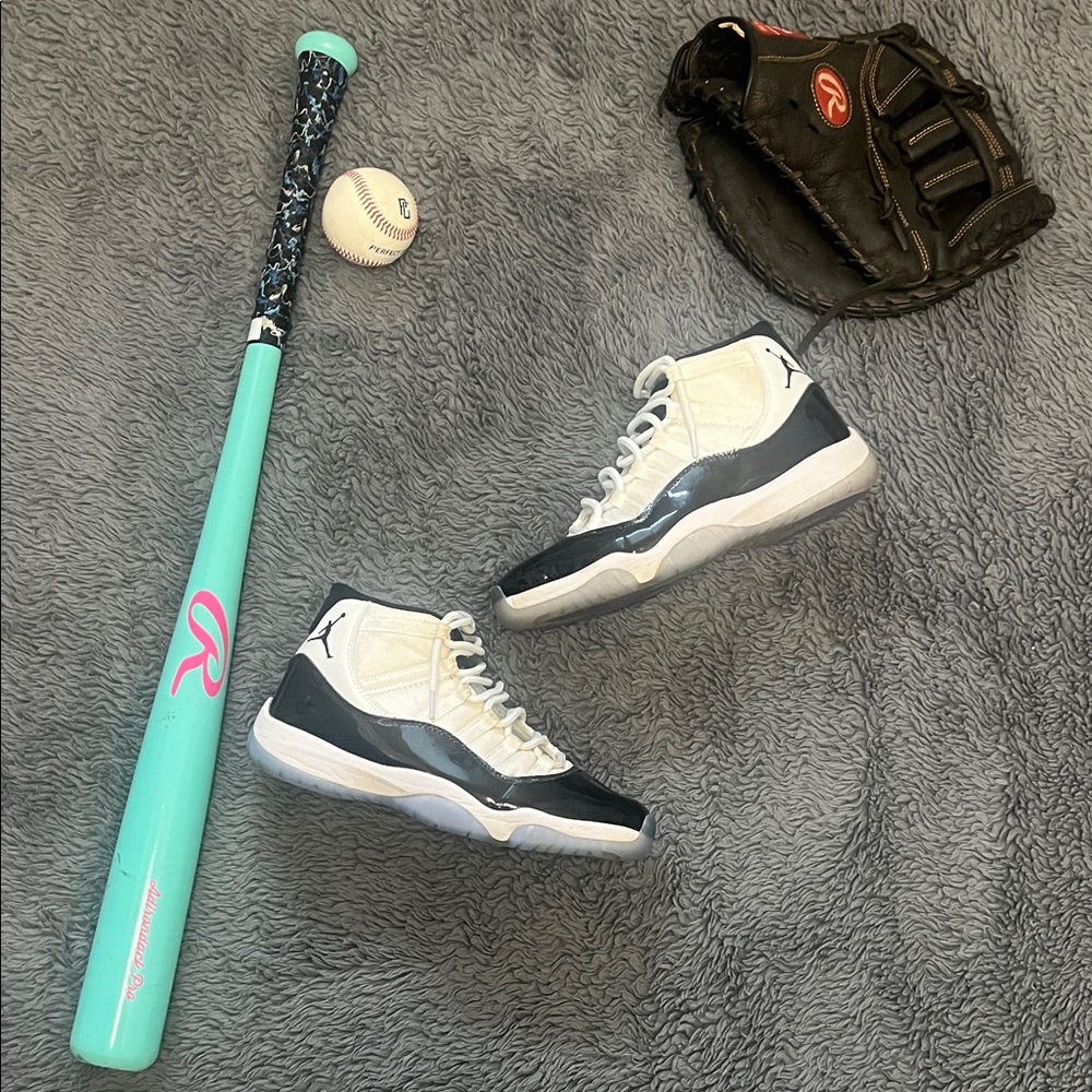 Jordan 11 Retro Athletic Shoes in Black and White